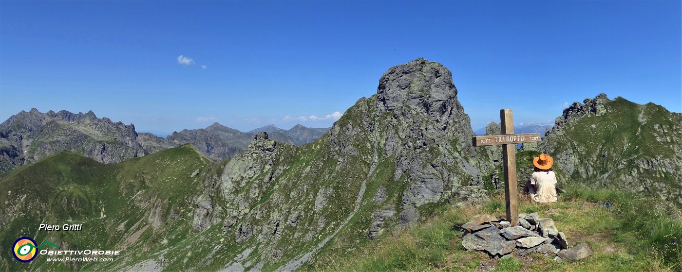 45 Alla croce di vetta del Tribortoi (2309 m) vista panoramica con a dx Valletto  e Ponteranica.jpg